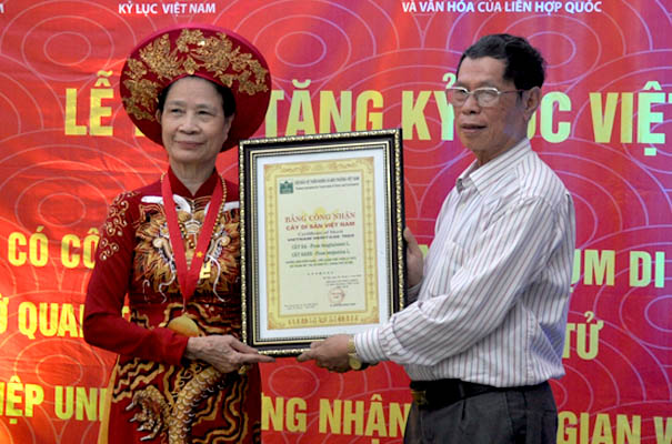 Hai[-]mộc[-]thụ[-]hơn[-]300[-]tuổi[-]ở[-]Hà[-]Nội[-]được[-]vinh[-]danh[-]Cây[-]Di[-]sản[-]Việt[-]Nam